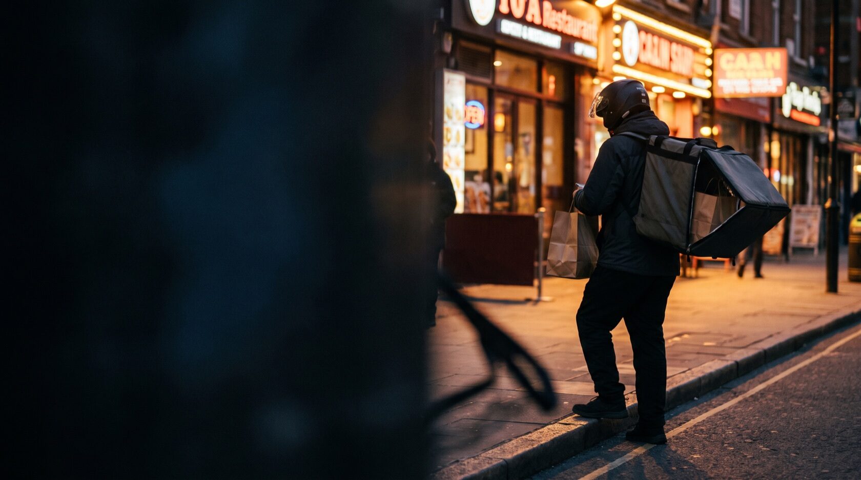 Rider con la borsa termica per la consegna a domicilio del ristorante