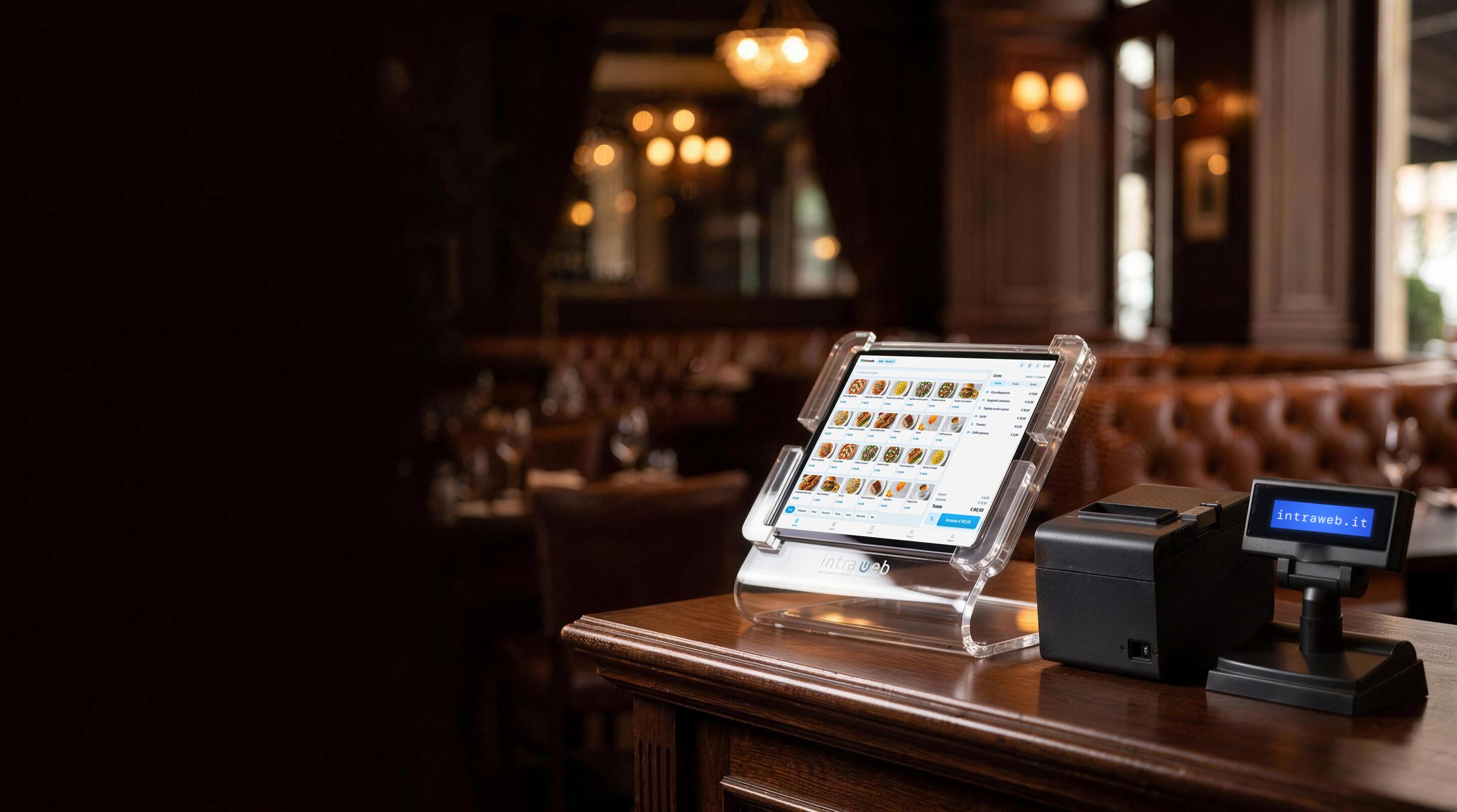 Cassa fiscale con iPad sul supporto al banco di un ristorante, con stampante fiscale e display per il cliente
