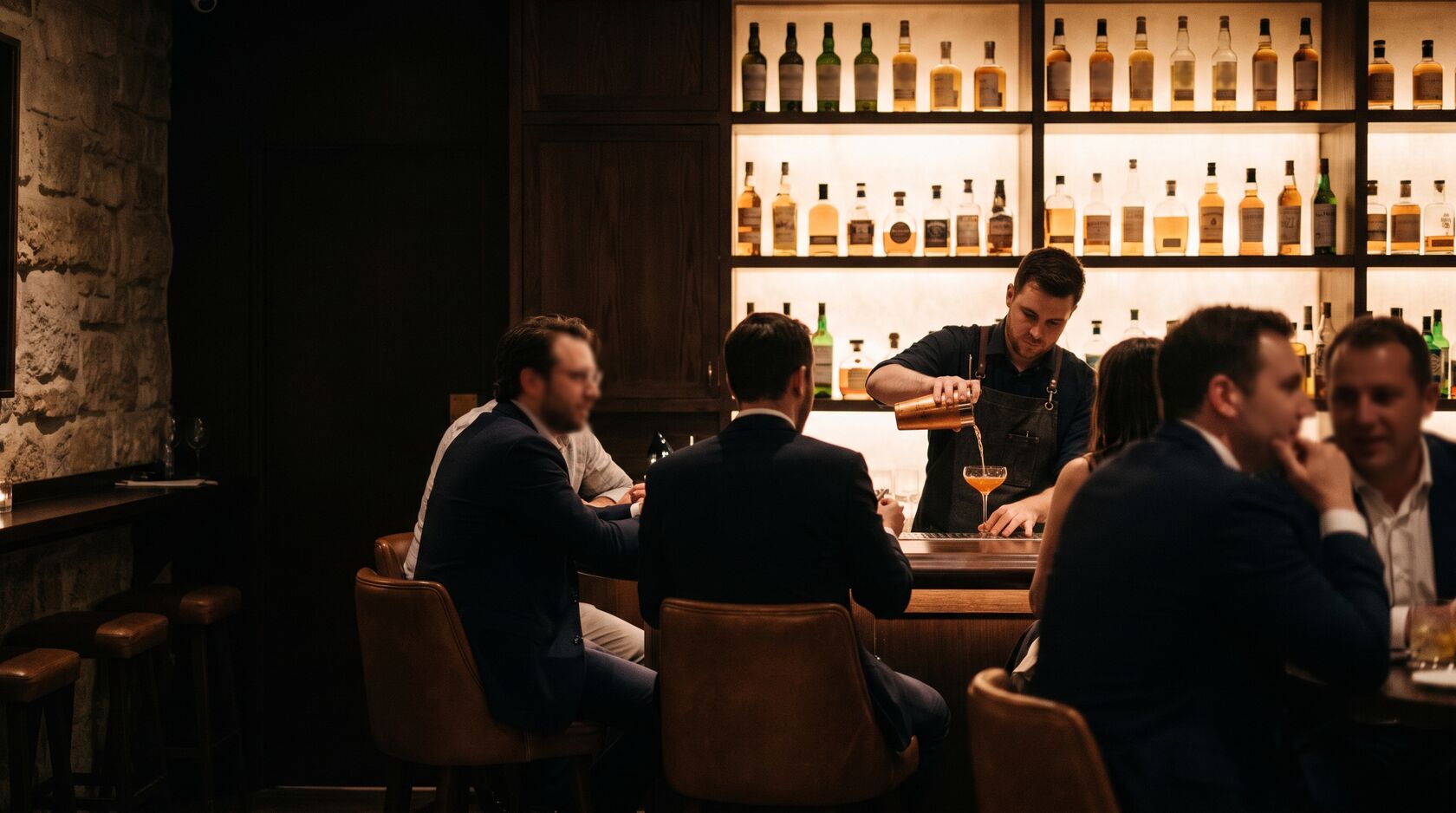 Cocktail bar di sera con il bartender che versa un cocktail