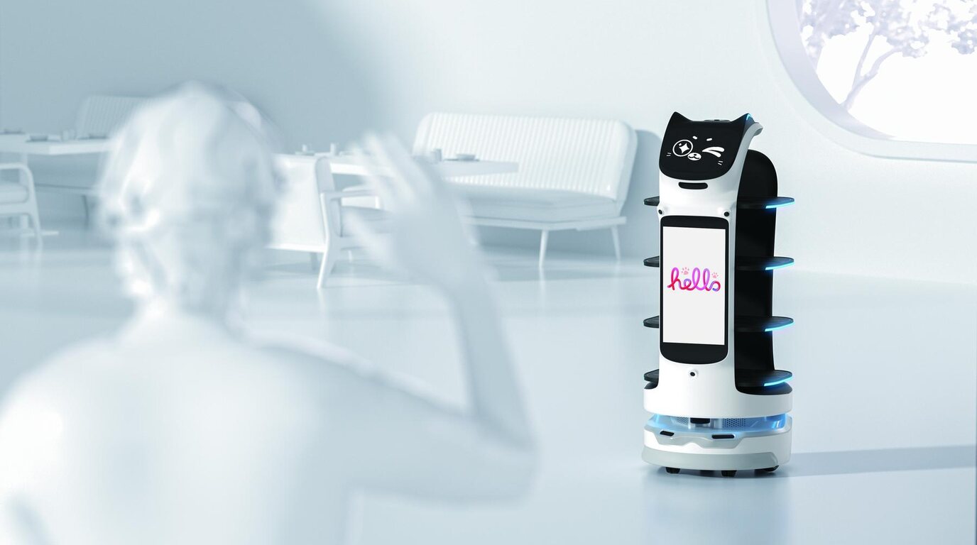 Robot porta piatti bianco con lo schermo pubblicitario acceso in una sala luminosa