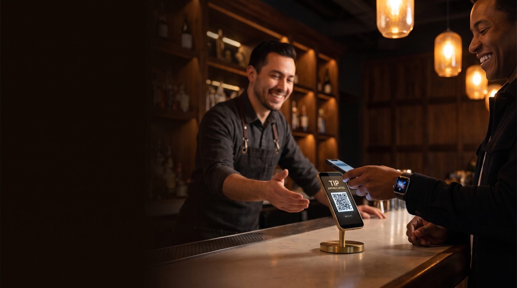 Cliente che lascia una mancia digitale con un tap al ristorante