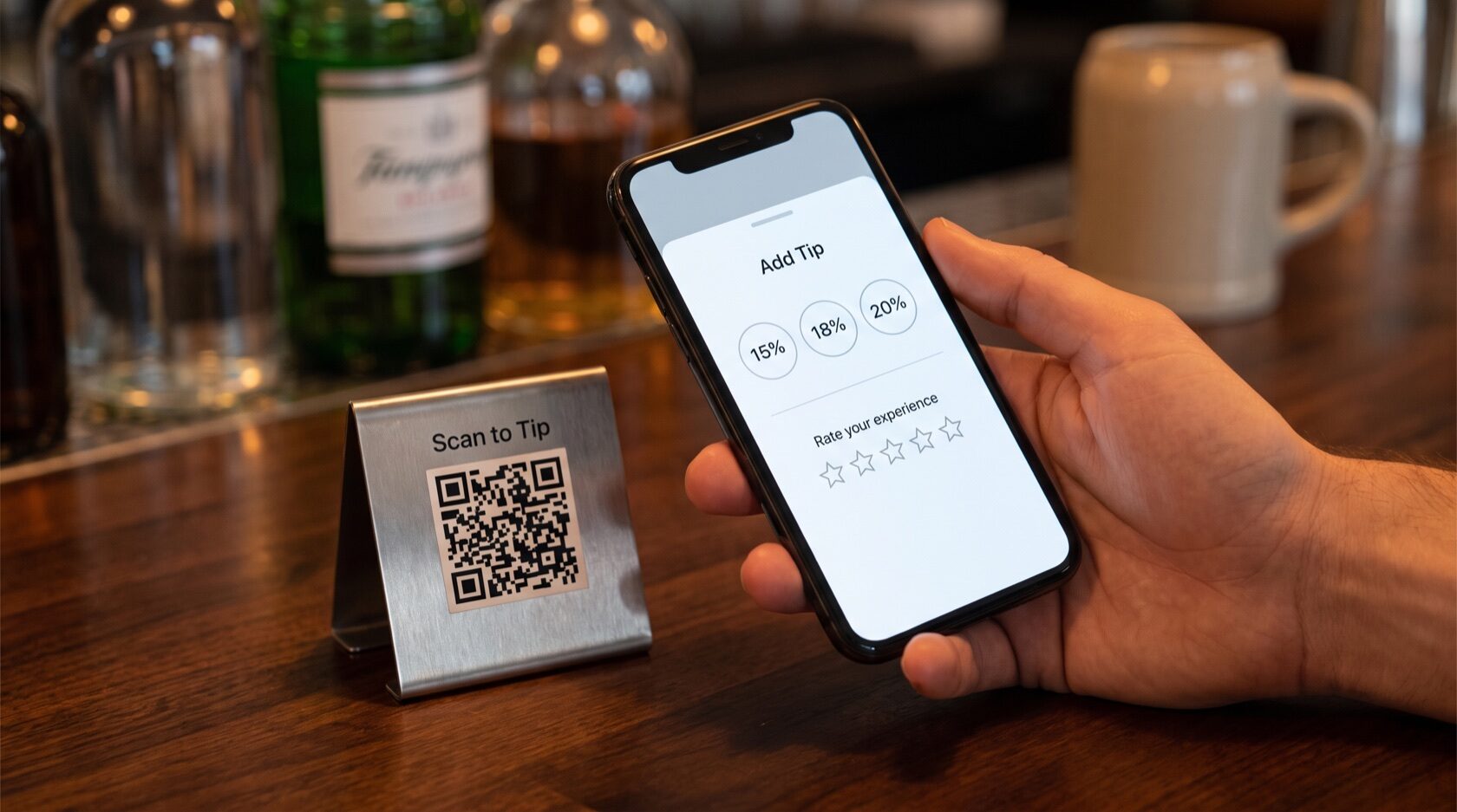 Cliente che lascia la mancia digitale e una recensione dal telefono