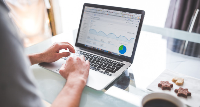 Analisi delle performance di pubblicità online per ristorante su laptop con grafici di tendenza