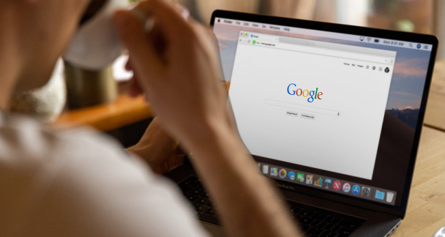 Imprenditore verifica il posizionamento su Google per migliorare la pubblicità online del suo ristorante
