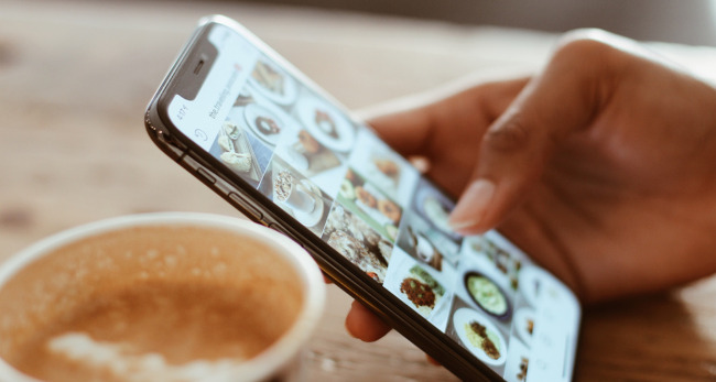 Visualizzazione di contenuti di pubblicità online per ristorante su Instagram tramite smartphone
